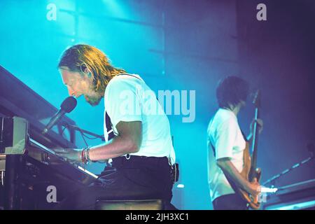 14/07/2022 - le groupe de rock anglais THE SMILE (Thom Yorke, Jonny Greenwood, Tom Skinner) se produit en direct à fabrique Milano, en Italie Banque D'Images