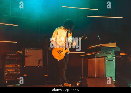 14/07/2022 - le groupe de rock anglais THE SMILE (Thom Yorke, Jonny Greenwood, Tom Skinner) se produit en direct à fabrique Milano, en Italie Banque D'Images