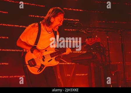 14/07/2022 - le groupe de rock anglais THE SMILE (Thom Yorke, Jonny Greenwood, Tom Skinner) se produit en direct à fabrique Milano, en Italie Banque D'Images