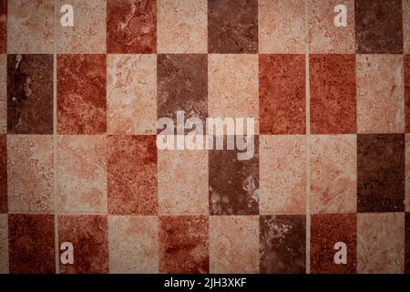 Carreaux de mur carrés en céramique dans différentes nuances d'orange, de brun et de rouge Banque D'Images