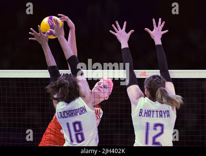 Ankara, Turquie. 14th juillet 2022. Ebrar Karakurt (arrière) pointes lors du match de quart de finale de la Ligue des Nations des femmes de volley-ball de la FIVB 2022 entre la Turquie et la Thaïlande à Ankara, Turquie, 14 juillet 2022. Credit: Shadati/Xinhua/Alamy Live News Banque D'Images