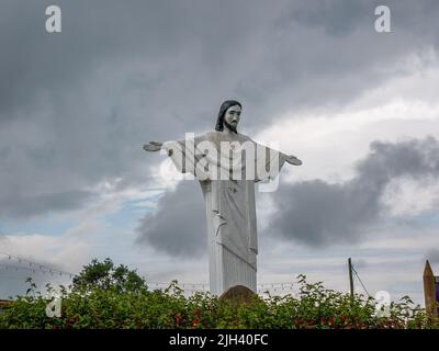Santa Elena, Antioquia, Colombie - 17 mai 2022 : statue du Christ Rédempteur sur le sommet de la colline Banque D'Images