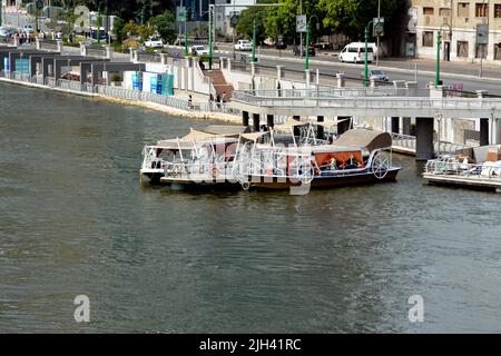 Le Caire, Egypte, 10 juillet 2022: La marche du peuple égyptien projet de développement du Caire le long de la Corniche du Nil en supprimant les empiétements sur le fleuve sur deux niveaux Banque D'Images