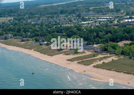 Photo aérienne des maisons de luxe le long des rives du lac Michigan, au Michigan, aux États-Unis Banque D'Images