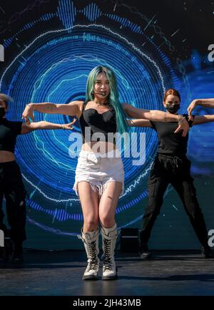 Santa Monica, Californie, États-Unis. 14th juillet 2022. K-Pop Star Alexa se produit au lancement de la voiture Vinfast aux Etats-Unis lors d'une cérémonie à Santa Monica, Californie sur 14 juillet 2022. (Credit image: © Mark Edward Harris/ZUMA Press Wire) Credit: ZUMA Press, Inc./Alamy Live News Banque D'Images
