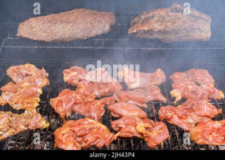 Il y a une variété de délicieuses viandes grillées, y compris des steaks de bœuf, des côtes de porc, du poulet ainsi que des plats typiques de barbecue américain Banque D'Images