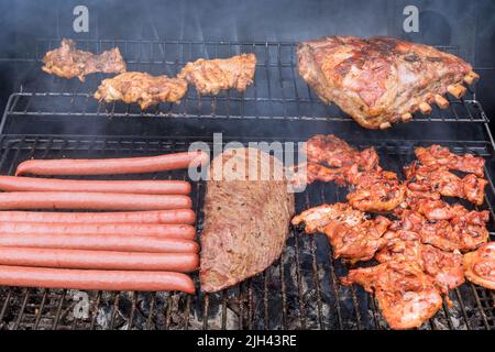 Assortiment de viandes grillées délicieuses avec steaks de bœuf, côtes de porc, poulet, saucisses avec cuisine américaine typique Banque D'Images