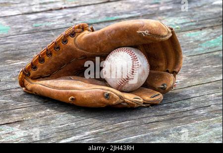 Vieux gants de baseball contient un ancien, sale baseball, une belle vie encore pour un garçon de tout âge Banque D'Images