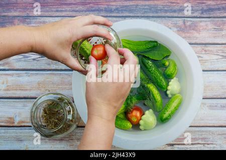 Les concombres et les courges sont prêts à être cueclé dans des pots en verre. Banque D'Images