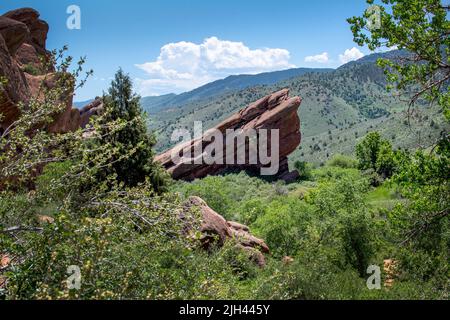 Vue panoramique avec sentiers de randonnée, dans le parc Red Rocks de Morrison Colorado USA Banque D'Images