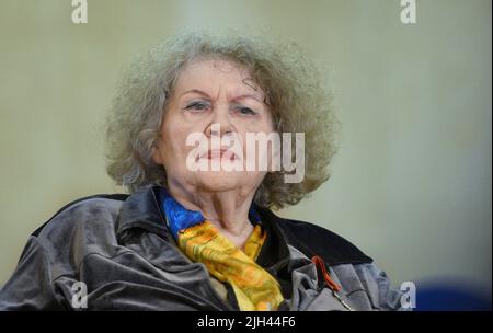 Kiev, Ukraine. 14th juillet 2022. La poète ukrainienne et ancienne dissidente soviétique Lina Kostenko, 92 ans, assiste à une cérémonie à l'ambassade de la République française pour accepter l'ordre national de la Légion d'honneur, Kiev, capitale de l'Ukraine, 14 juillet 2022. Photo de Kaniuka Ruslan/Ukrinform/ABACAPRESS.COM crédit: Abaca Press/Alay Live News Banque D'Images