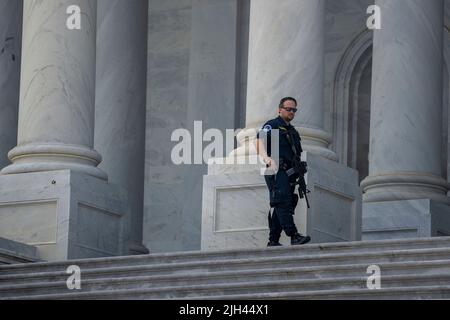 Washington DC, États-Unis. 14th juillet 2022. Washington, Vereinigte Staaten. 14th juillet 2022. Un officier de la police du Capitole des États-Unis porte un fusil sur les marches du Capitole des États-Unis à Washington, DC jeudi, 14 juillet 2022. Credit: Haiyun Jiang/Pool via CNP/dpa/Alamy Live News Credit: dpa Picture Alliance/Alamy Live News Banque D'Images