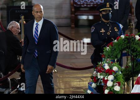 Washington DC, États-Unis. 14th juillet 2022. Washington, DC, États-Unis. 14th juillet 2022. Le sénateur américain Cory Booker (démocrate du New Jersey) part après avoir honoré le rôle de l’Adjudant-chef de la Marine 4 Hershel Woodrow « Woody » Williams, le dernier récipiendaire survivant de la Médaille d’honneur de la Seconde Guerre mondiale, Qui est en honneur dans la rotonde du Capitole des États-Unis, à Washington, DC, Etats-Unis, 14 juillet 2022. Le vétéran du corps des Marines, qui mourut 29 juin, a reçu le prix le plus élevé nations pour ses actions sur Iwo Jima. Credit: Eric Lee/Pool via CNP/dpa/Alay Live News Credit: dpa Picture Alliance/Alay Live ne Banque D'Images