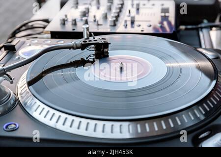 platine vinyle lecteur de disques. équipement audio analogique pour dj professionnel. Banque D'Images