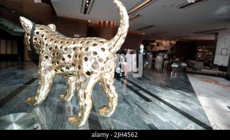 Les chats dorés asiatiques sont connus sous le nom de tigre de feu dans le hall d'un hôtel de Bangkok Banque D'Images