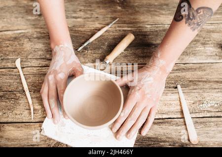 Moulage en poterie sur table en bois Banque D'Images