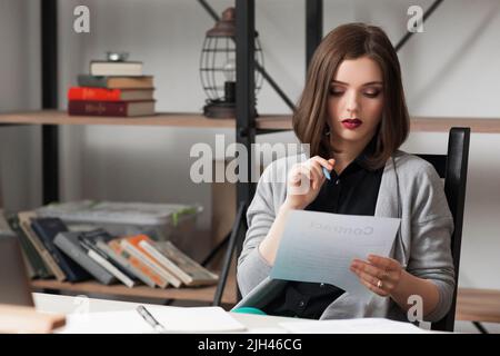 Jeune femme d'affaires travaillant sur des documents d'affaires Banque D'Images