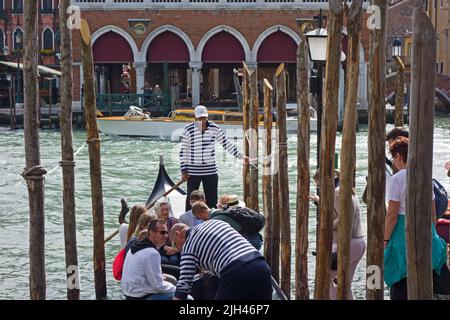 VENISE, ITALIE - 21 AVRIL 2019 gondoles vénitiennes chargeant le bateau Banque D'Images