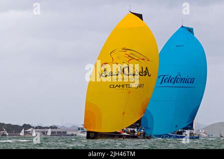 Abu Dhabi Ocean Racing, Left et Team Telefonica participent à la course dans le port dans le cadre de la Volvo Ocean Race, Auckland, Nouvelle-Zélande, Banque D'Images