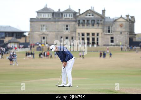 St Andrews, Royaume-Uni. 14th juillet 2022. Le Japon Hideki Matsuyama pute sur le 17th trous lors de la première partie du championnat d'Open britannique de 150th au St Andrews Old course à Fife, en Écosse, sur 14 juillet 2022. Crédit: Koji Aoki/AFLO SPORT/Alay Live News crédit: AFLO Co. Ltd./Alay Live News Banque D'Images