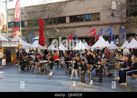 Sydney, Australie. 14th juillet 2022. Le retour français à la piste de la Maison des douanes pour célébrer le festival de la Bastille 8th. Le festival Bastille de Sydney est une célébration culturelle française gratuite de la gastronomie, du vin et de l’art, qui se tient chaque année dans la cour de la douane de Sydney, du jeudi 14 juillet 2022 au dimanche 17 juillet 2022. Credit: Richard Milnes/Alamy Live News Banque D'Images