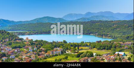 Vue panoramique sur les lacs d'Avigliana dans la région du Piémont Nord de l'Italie Banque D'Images