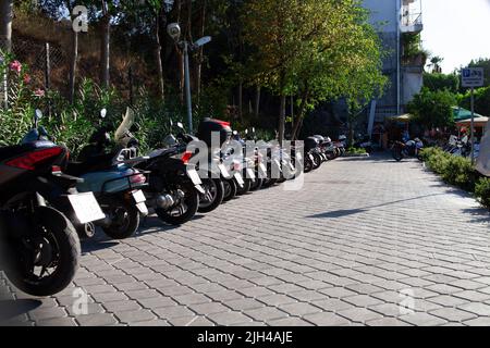 Scooters, motos et vélomoteurs dans la rue parking pendant une belle journée d'été dans la station balnéaire turque. Parking pour motos. Turquie, Marmaris - septembre Banque D'Images