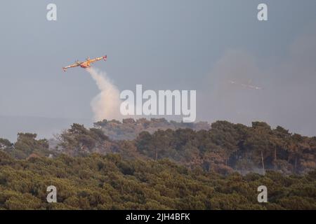 France. 14th juillet 2022. Les avions de lutte contre les incendies de Canadair survolent la dune du Pyla, dans le sud-ouest de la France, sur 14 juillet 2022. Environ 1 000 pompiers, appuyés par six bombardiers à eau, se sont affrontés jeudi pour maîtriser deux feux de forêt dans le sud-ouest de la France qui ont déjà brûlé près de 4 000 hectares. « Les incendies ne sont toujours pas maîtrisés, aucune victime n'a été signalée », a déclaré l'autorité locale du département de la Gironde, où les blazères, qui ont commencé mardi, faisaient rage. Photo par ABACAPRESS. Credit: Abaca Press/Alay Live News Banque D'Images