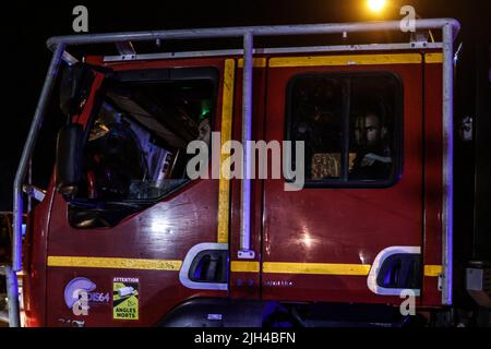 France. 14th juillet 2022. Les pompiers prennent position à Cazaux sur 14 juillet 2022 alors que la ville est évacuée après le feu de forêt de la teste-de-Buch qui s'étend près des maisons. Environ 1 000 pompiers, appuyés par six bombardiers à eau, se sont affrontés jeudi pour maîtriser deux feux de forêt dans le sud-ouest de la France qui ont déjà brûlé près de 4 000 hectares. « Les incendies ne sont toujours pas maîtrisés, aucune victime n'a été signalée », a déclaré l'autorité locale du département de la Gironde, où les blazères, qui ont commencé mardi, faisaient rage. Photo par ABACAPRESS. Crédit: Abaca Banque D'Images