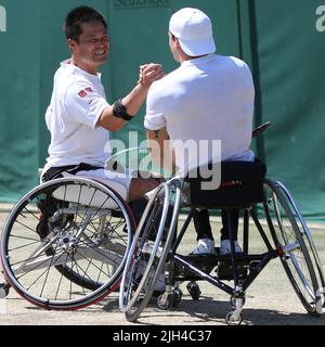 (De gauche à droite) Shingo Kunieda, du Japon, et Gustavo Fernandez, de l'Argentine (en photo) ont remporté le titre des championnats de double tennis en fauteuil roulant pour hommes contre Alfie Hewett et Gordon Reid, de Grande-Bretagne, à Wimbledon 2022. Banque D'Images