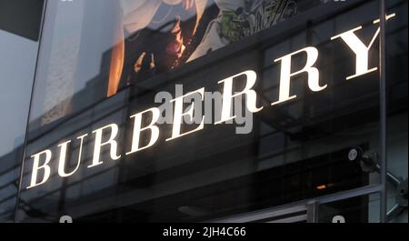 Photo du dossier datée du 15/05/11 d'une vue générale d'un panneau de Burberry. Les restrictions continues de Covid-19 en Chine ont fait reculer le détaillant Burberry de la véritable reprise de la pandémie, les derniers chiffres de l'entreprise montrent. La marque de mode a déclaré que les ventes du premier trimestre ont chuté de 35% dans le pays, un marché vital pour ses vêtements. Date de publication : vendredi 15 juillet 2022. Banque D'Images