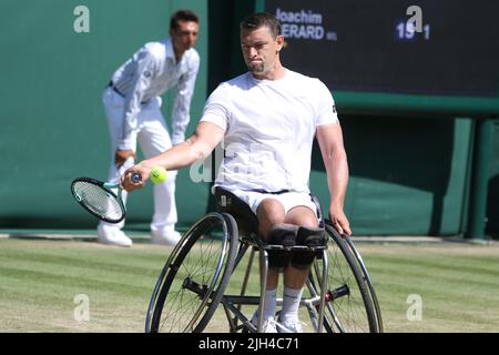 Dans la demi-finale des célibataires en fauteuil roulant de gentlens à Wimbledon 2022 Joachim Gerard de Belgique (pictuted) perdu à Shingo Kunieda du Japon. Banque D'Images