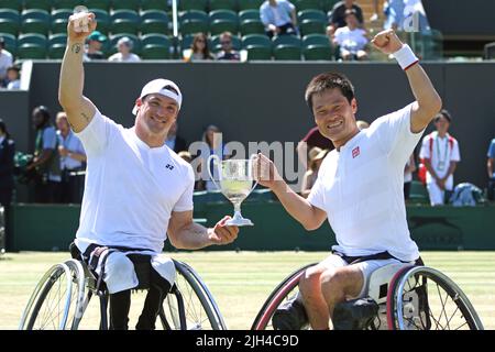 (De gauche à droite) Gustavo Fernandez, d'Argentine, et Shingo Kunieda, du Japon (en photo) ont remporté le titre des championnats de double tennis en fauteuil roulant pour hommes contre Alfie Hewett et Gordon Reid, de Grande-Bretagne, à Wimbledon 2022. Banque D'Images