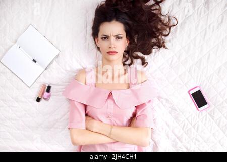 Femme en poche couchée à mains croisées vue du dessus Banque D'Images