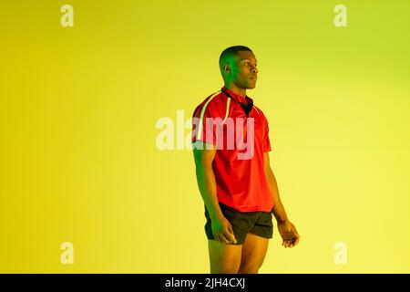 Joueur de rugby afro-américain sur éclairage jaune Banque D'Images