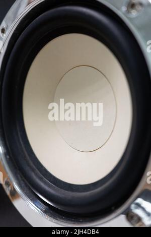 Haut-parleur de musique crème avec fermeture métallique. Banque D'Images