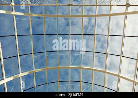 Harma, Finlande - 21 juin 2022: Toit en verre sur grand centre commercial Banque D'Images