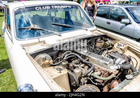 Vue avant d'un 1975 Triumph 2500S en blanc avec le capot vers le haut montrant le moteur au Berkshire Motor Show à Reading, Royaume-Uni Banque D'Images