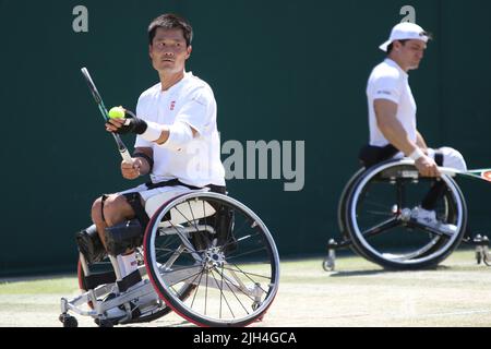 (De gauche à droite) Shingo Kunieda, du Japon, et Gustavo Fernandez, de l'Argentine (en photo) ont remporté le titre des championnats de double tennis en fauteuil roulant pour hommes contre Alfie Hewett et Gordon Reid, de Grande-Bretagne, à Wimbledon 2022. Banque D'Images