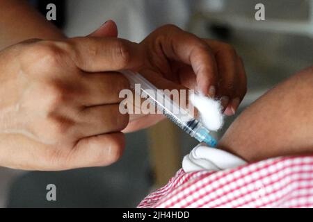 Rajasthan, Inde. 15th juillet 2022. Un travailleur de la santé administre une dose de rappel du vaccin COVID-19 lors du lancement d'une campagne spéciale de 75 jours pour la vaccination gratuite contre le COVID-19, à Ajmer, Rajasthan, Inde, sur 15 juillet 2022. Le Centre a décidé de donner des doses de rappel gratuites à tous les membres du groupe d'âge des 18-59 ans dans tous les centres de vaccination du gouvernement. Photo par ABACAPRESS.COM crédit: Abaca Press/Alay Live News Banque D'Images