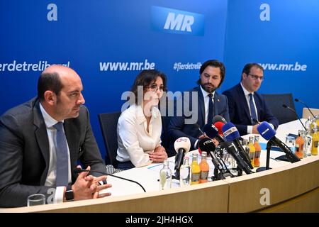 Bruxelles, Belgique. 15th juillet 2022. Le Secrétaire d'Etat à l'Agenda numérique et à la vie privée Mathieu Michel, récemment présenté ministre des Affaires étrangères Hadja Lahbib, président du MR Georges-Louis Bouchez et ministre de l'Agriculture et des PME David Clarenval, photographié lors d'une conférence de presse du parti libéral francophone MR concernant le poste de ministre des Affaires étrangères, à leur siège à Bruxelles, Vendredi 15 juillet 2022. La ministre des Affaires étrangères, M. Wilmes, a démissionné en raison de ses graves problèmes de santé. BELGA PHOTO ERIC LALMAND crédit: Belga News Agency/Alay Live News Banque D'Images