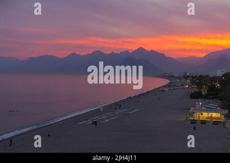Plage de Konyaalti à Antalya au coucher du soleil Banque D'Images