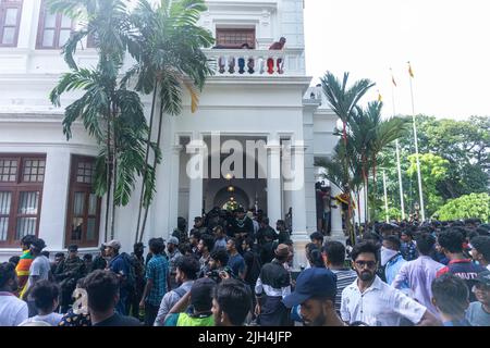 Colombo, Sri Lanka. 13th juillet 2022. Des centaines de manifestants ont pris d'assaut le bureau du premier ministre. Plus de 30 personnes ont été blessées et hospitalisées pendant la manifestation. (Photo par Isura Nimantha/Pacific Press/Sipa USA) crédit: SIPA USA/Alay Live News Banque D'Images