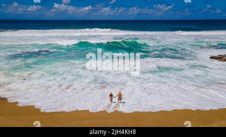 Sainte-Lucie Afrique du Sud, hommes et femmes marchant sur la plage Mission Rocks Beach près de Cape Vidal dans le parc humide iSimangaliso à Zululand. Afrique du Sud Sainte-Lucie Banque D'Images