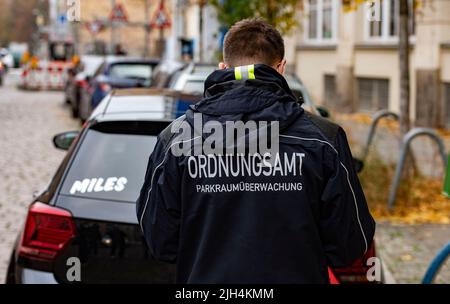 Berlin, Allemagne. 16th novembre 2021. Un employé du bureau de commande publique vérifie un véhicule. Credit: Paul Zinken/dpa/Alay Live News Banque D'Images