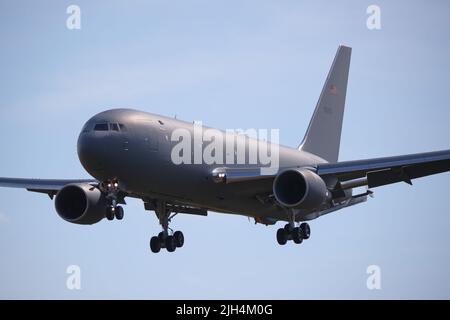 Fairford, Royaume-Uni, 14th juillet 2022, Un Boeing KC-46A Pegasus de la US Air Force arrive pour le RIAT Royal International Air Tattoo, qui se tiendra du vendredi 15th au dimanche 17th juillet. Banque D'Images