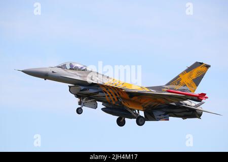 Fairford, Royaume-Uni, le 14th juillet 2022, Un F-16 General Dynamics belge en X Tiger Livery arrive pour le RIAT Royal International Air Tattoo à RAF Fairford, Royaume-Uni Banque D'Images