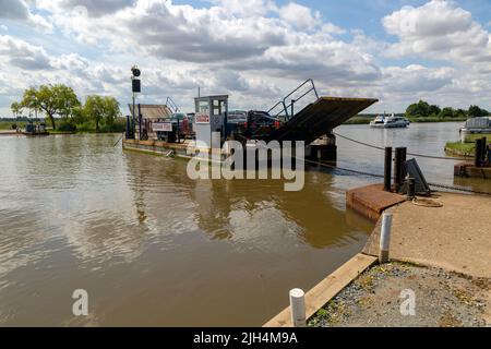 Reedham Chain Ferry traversant River Yare, Reedham, Norfolk, Angleterre, Royaume-Uni Banque D'Images