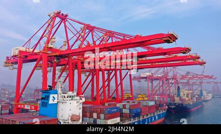 Pékin, Chine. 26th janvier 2022. Une photo aérienne prise le 26 janvier 2022 montre des navires cargo au port de Rizhao à Rizhao, dans la province de Shandong, en Chine orientale. Credit: Guo Xulei/Xinhua/Alamy Live News Banque D'Images