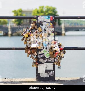 Stockholm, Suède - 26 juin 2022 : écluses d'amour attachées par les amoureux à la balustrade du pont de Riksbron, ou le pont national, Gamla Stan Banque D'Images